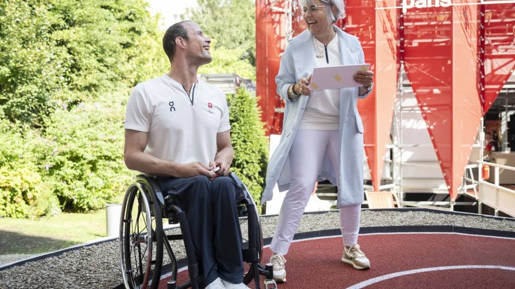 Bundesrätin Baume-Schneider besucht Paralympics-Athleten in Paris