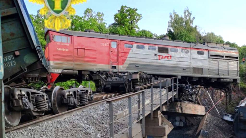ARCHIV - Eine beschädigte Brücke nach dem Absturz eines Güterzugs in der russischen Region Kursk. Foto: Uncredited/Moscow Interregional Transport Prosecutor's Office telegram channel/AP/dpa