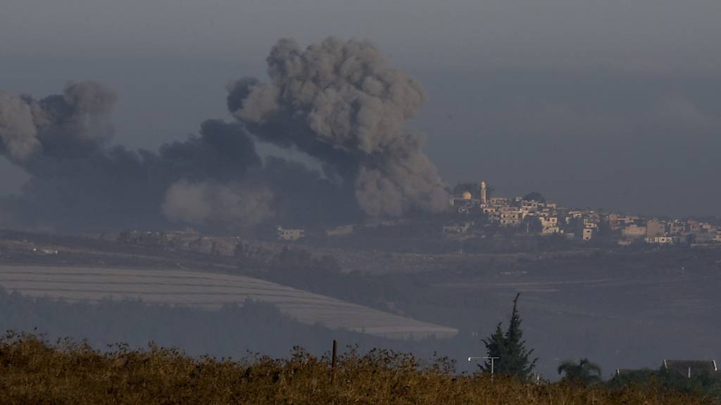 dpatopbilder - Rauch steigt nach israelischem Bombardement im Libanon auf. Foto: Baz Ratner/AP/dpa