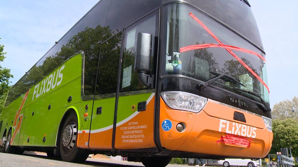 Flixbus mit Rissen in Frontscheibe gestoppt