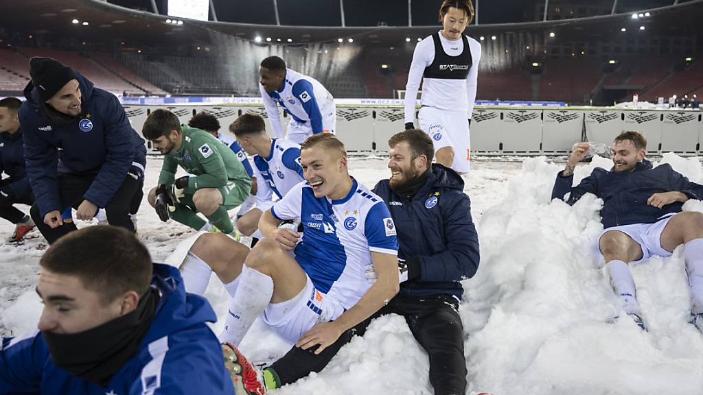 Spass im Schnee: Die GC-Spieler freuen sich über ein 5:0 gegen Lausanne-Sport