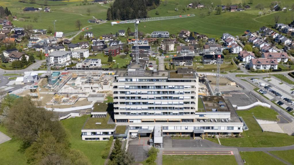 Die Zentralschweizer Gesundheitsdirektorinnen und -direktoren prüfen eine verstärkte Zusammenarbeit in der Spitalplanung. Das Foto zeigt das Spitalgebäude des Kantonsspitals Wolhusen. (Archivbild)