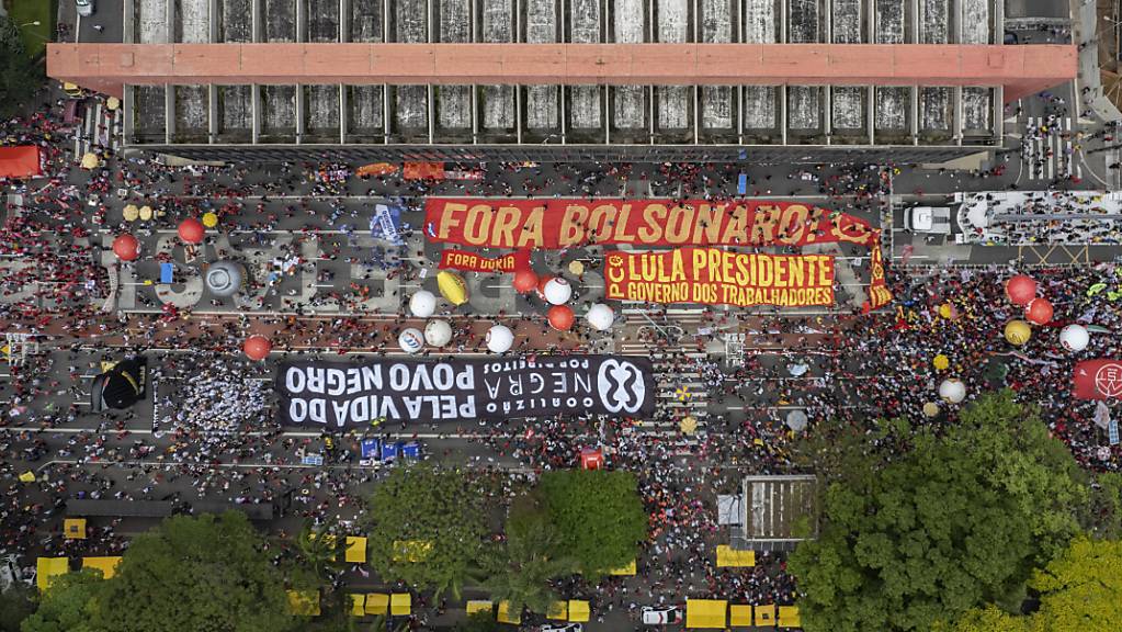 Demonstranten protestieren in Sao Paulo gegen den brasilianischen Präsidenten Jair Bolsonaro.