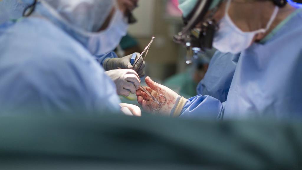(Symbolbild) Ärzte in Lausanne bei einer Herzoperation.