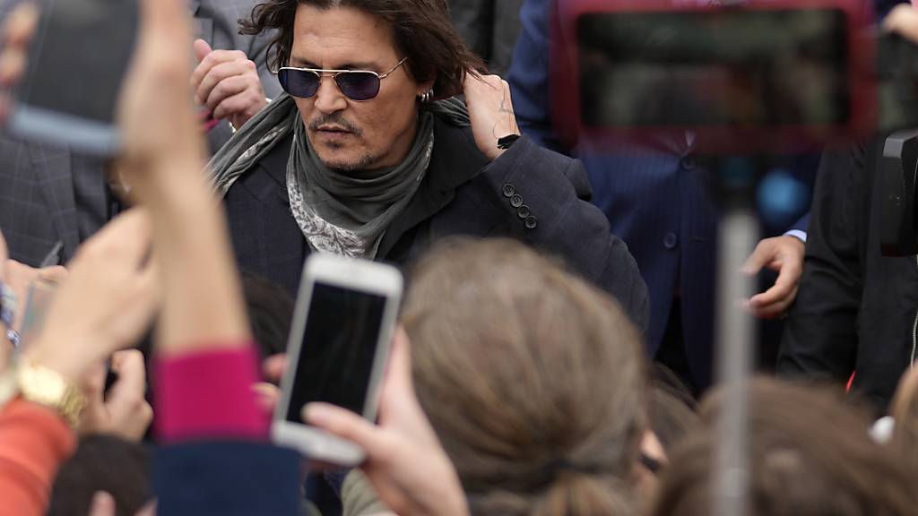 Johnny Depp (M,l), Schauspieler, Produzent und Musiker aus den USA, kommt zu dem 55. Internationalen Karlsbader Filmfestival an, um seinen Film «Crock of Gold» vorzustellen. Foto: Petr David Josek/AP/dpa