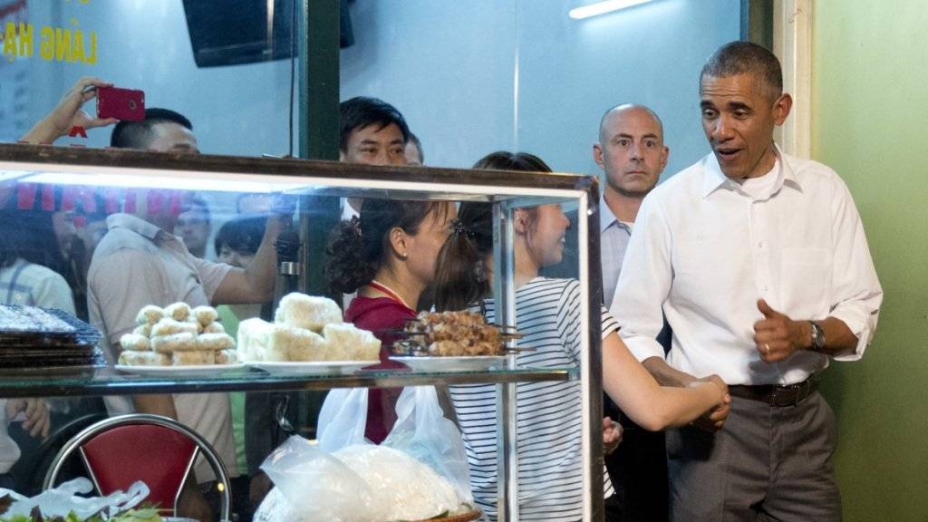 US-Präsident Barack Obama beim Verlassen des Restaurants Bun Cha Huong Lien in Hanoi im vergangenen Mai. Für die Patronne der Garküche war diese Werbung Gold wert. (Archivbild)