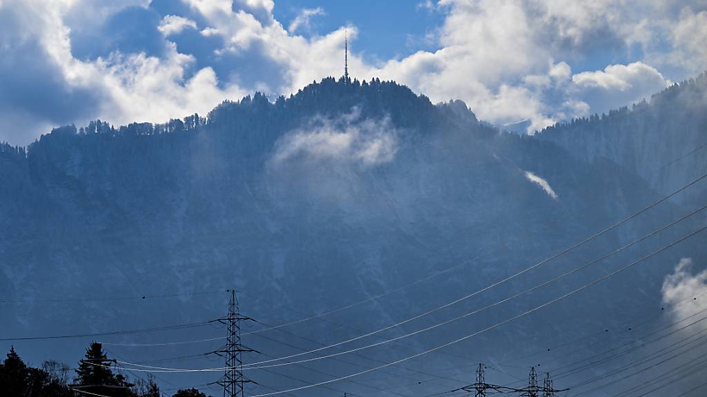 Die Schweiz braucht zur Umsetzung der Solaroffensive einen Netzausbau: Stromleitungen bei Bad Ragaz SG. (Archivbild)