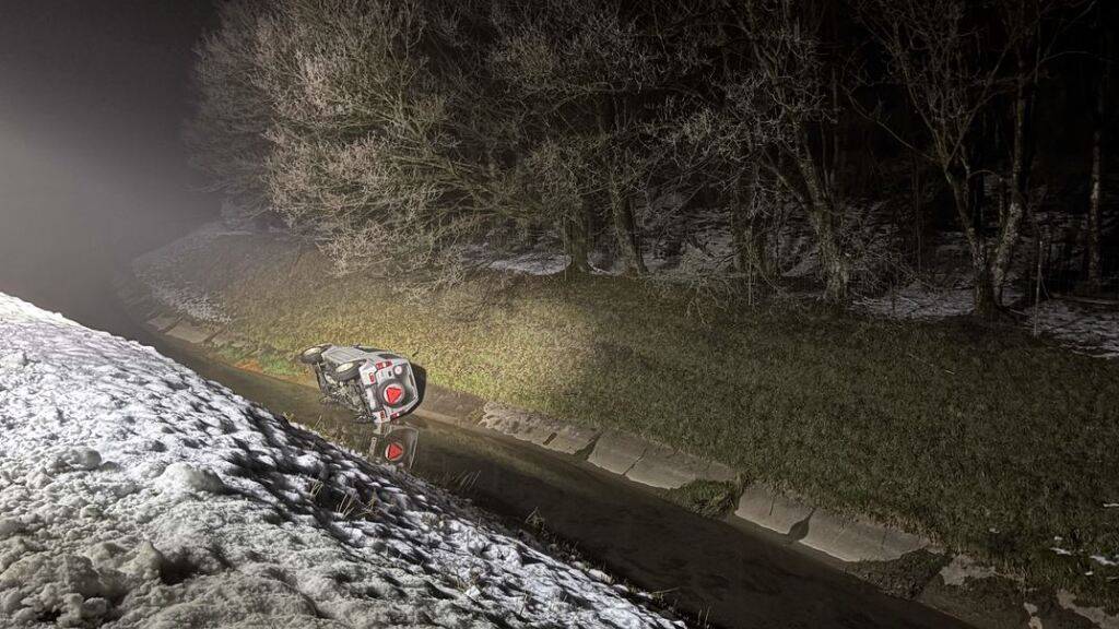 Das Fahrzeug wurde beim Unfall so stark beschädigt, dass es schrottreif ist.