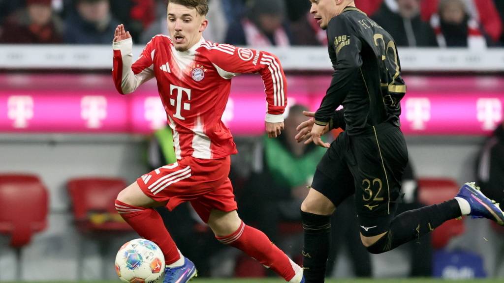 Fabian Rieder (rechts) lässt Bayerns Youngster Lennart Karl nicht entwischen