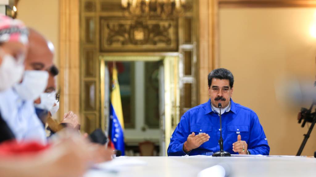 HANDOUT - Venezuelas Präsident Nicolas Maduro während einer Videokonferenz in Caracas. Foto: Jhonn Zerpa/Prensa Miraflores/dpa - ACHTUNG: Nur zur redaktionellen Verwendung im Zusammenhang mit der aktuellen Berichterstattung und nur mit vollständiger Nennung des vorstehenden Credits
