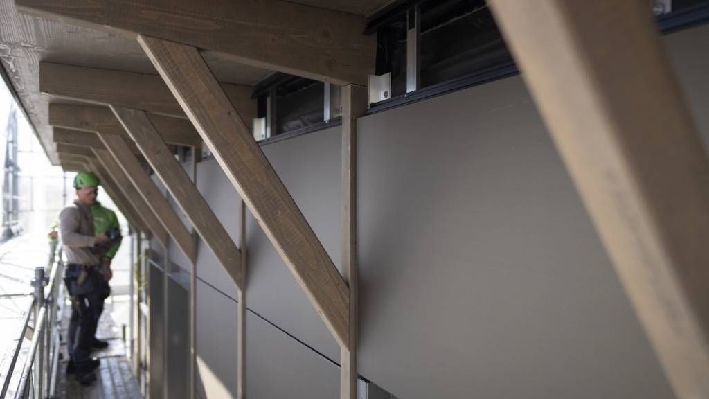 PV-Anlagen an Fassaden sind besser auf die Sonneneinstrahlung im Winter ausgerichtet als solche auf Dächern. (Symbolbild)