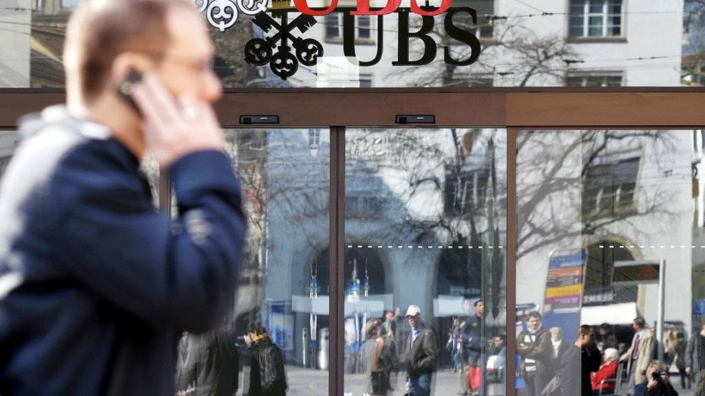 Die UBS weitet den Kreis der Kunden aus, die für ihr Geld Strafe zahlen müssen. (Archiv)