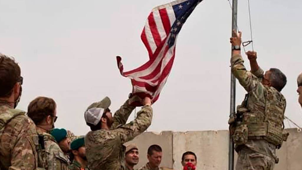 ARCHIV - Bei einer Übergabezeremonie wird eine US-Flagge vom Mast heruntergelassen. Nach fast 20 Jahren Einsatz beginnt der offizielle Abzug der internationalen Truppen aus Afghanistan. Währenddessen machen die Taliban weitere militärische Fortschritte. Foto: -/Defense Press Office/AP/dpa
