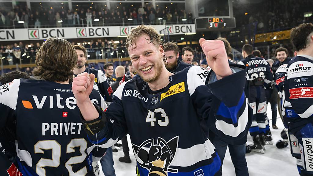 Janik Loosli und seine Teamkollegen vom HC La Chaux-de-Fons feiern nach dem 3:1 gegen die GCK Lions den Meistertitel in der Swiss League