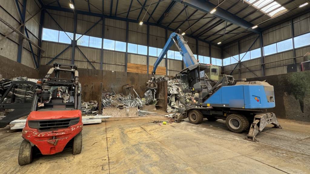 Aus der Greifzange eines Baggers löste sich eine Metallstange und traf einen 44-jährigen Arbeiter am Rücken.