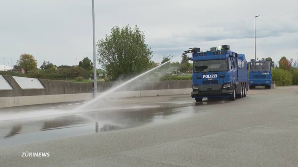 Mehr Power gegen Chaoten: Neuer Wasserwerfer für Kantonspolizei Zürich