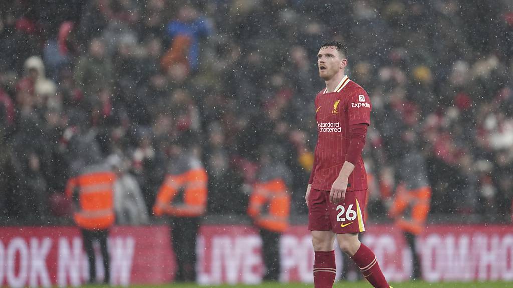 Aussenverteidiger Andrew Robertson blickt enttäuscht durch den Dauerregen von Liverpool