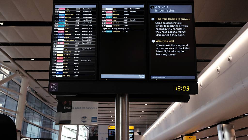 ARCHIV - Ein Blick auf eine Informationstafel im Heathrow Terminal 2 für internationale Ankünfte. Zukünftig sollen die Anreisenden aus Corona-Hochrisikogebieten ein separates Terminal zugeordnet bekommen. Foto: Yui Mok/PA Wire/dpa