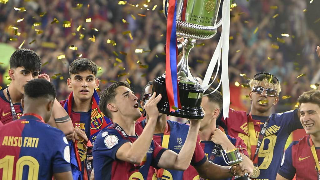 Grosser Pokal, noch grösserer Jubel: Mit einem Sieg gegen den Erzrivalen Real Madrid holt sich Barcelona zum 32. Mal den Sieg in der spanischen Copa del Rey