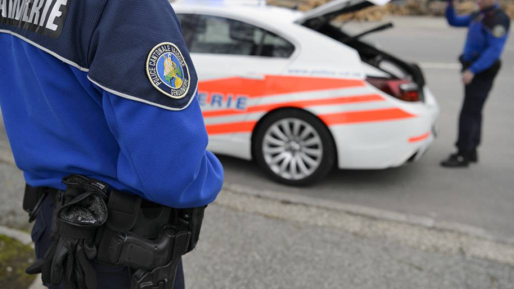 Die Polizei hat im Kanton Waadt den Lenker eines E-Scooters gestoppt. Der Mann war beinahe drei mal so schnell unterwegs wie erlaubt. (Symbolbild)