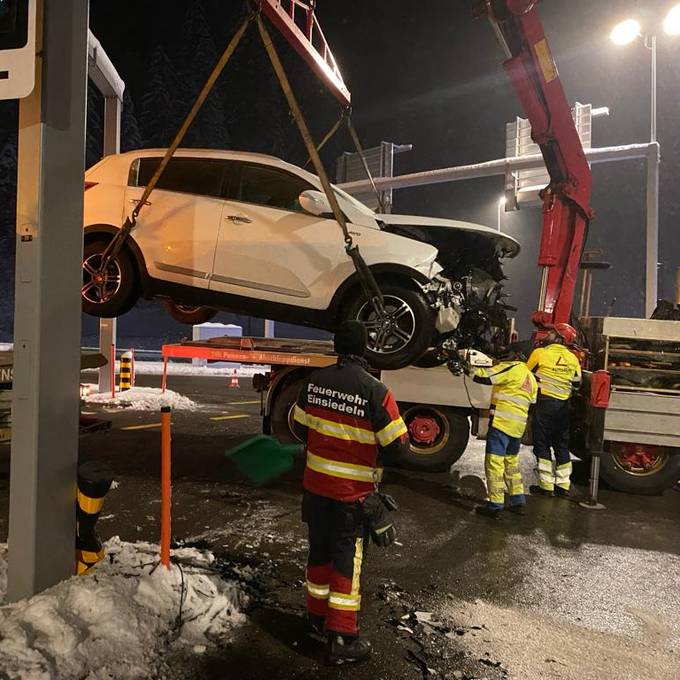 Autos prallen in Einsiedeln ineinander – zwei Verletzte