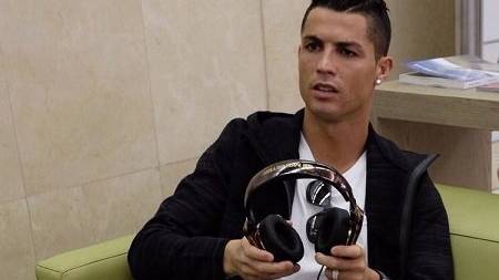 Sommermusik auf dem Kopfhörer von Cristiano Ronaldo.