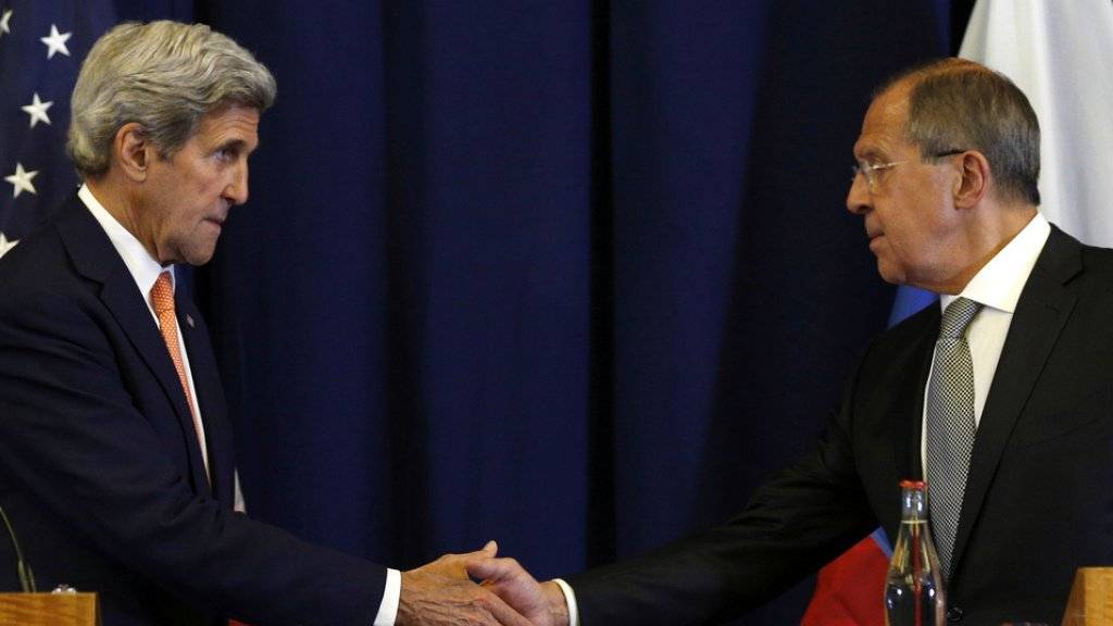 Die Waffenruhe in Syrien soll um weitere 48 Stunden verlängert werden. Darauf einigten sich die Aussenminister der USA und Russlands, John Kerry (links) und Sergej Lawrow (rechts) am Mittwochabend. (Archivbild)