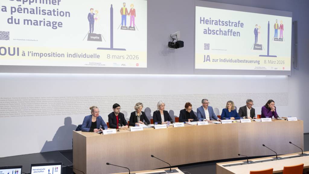 Ein grosses Komitee mit Vertreterinnen und Vertretern von SP, FDP, Grünen und GLP sowie des Arbeitgeberverbandes wirbt in Bern vor den Medien für ein Ja zur Individualbesteuerung am 8. März.