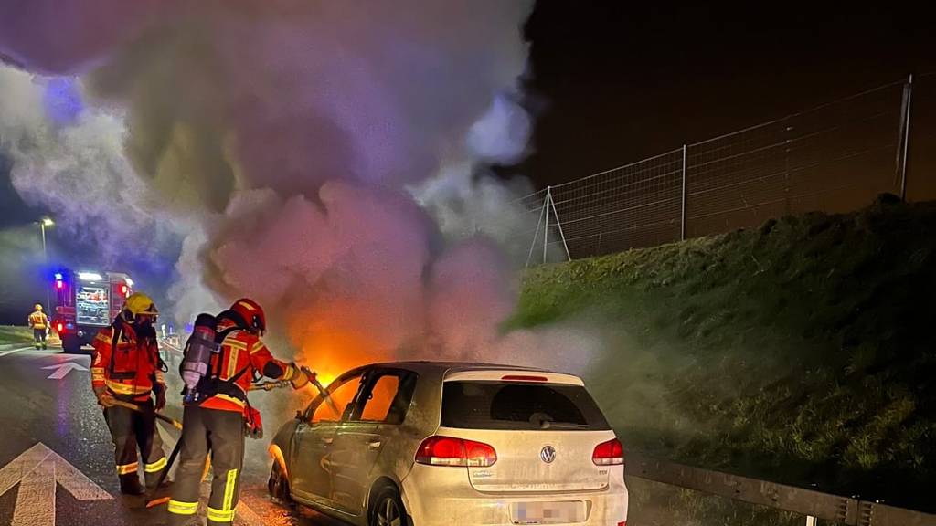 Feuerwehr-Einsatz am frühen Morgen: Der Motor eines Autos war auf der Autobahn bei Mörschwil in Brand geraten.