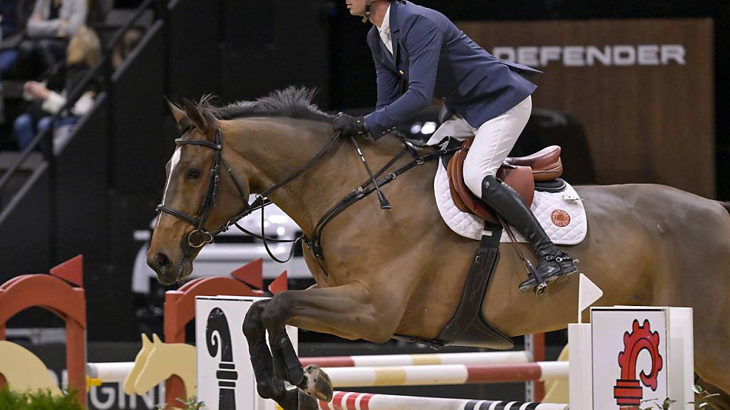 Steve Guerdat, die Wappen verraten es, auf einer Runde beim CHI Basel mit Double Jeu