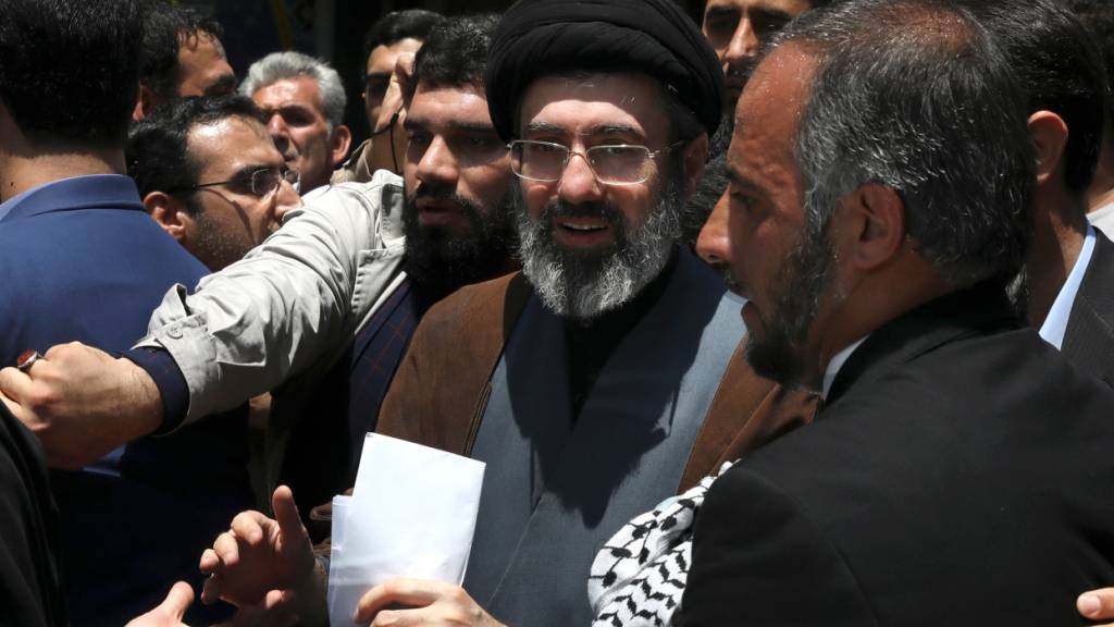 ARCHIV - Modschtaba Chamenei (M), der Sohn von Ajatollah Ali Chamenei, nimmt am 31. Mai 2019 an der jährlichen Kundgebung zum Quds-Tag oder Jerusalem-Tag in Teheran, Iran, teil. Modschtaba Chamenei gilt als aussichtsreicher Kandidat für die Nachfolge des getöteten Staatsoberhaupts Ajatollah Ali Chamenei. Foto: Vahid Salemi/AP/dpa