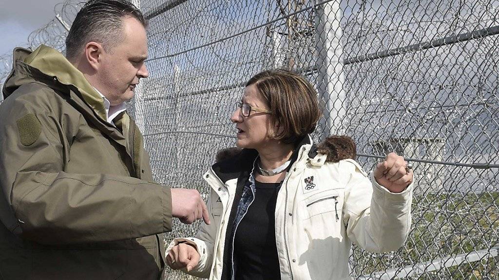 Österreichs Innenministerin Johanna Mikl-Leitner und Verteidigungsminister Hans Peter Doskozil wollen an der österreichischen Grenze Asyl-Schnellverfahren einführen. (Archivbild)