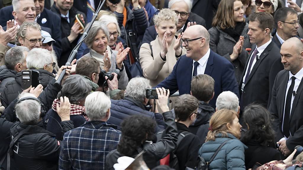 Der neugewählte Bundesrat Martin Pfister begrüsst seine Anhänger nach der Ersatzwahl in den Bundesrat.