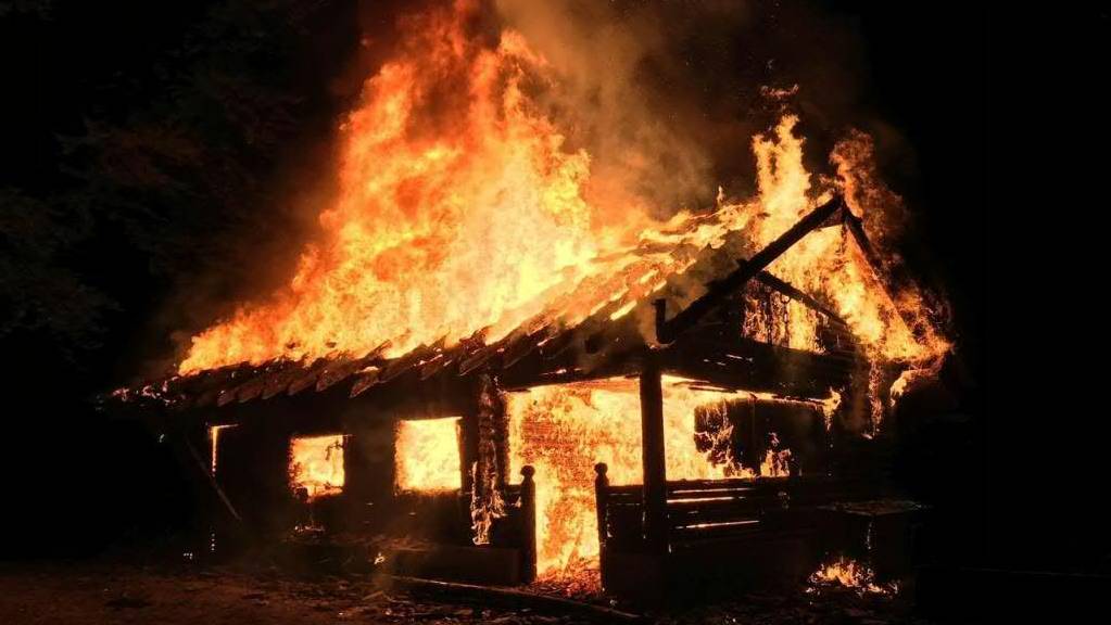 Ein Raub der Flammen: Bereits im August wurde die Waldhütte in Merenschwand AG vorsätzlich angezündet.