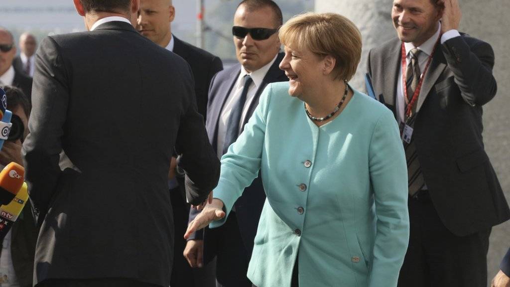 Gut gelaunt: Deutschlands Kanzlerin Angela Merkel bei ihrer Ankunft in der slowakischen Hauptstadt Bratislava, wo nach dem Brexit-Votum der Briten die 27 verbleibenden EU-Staaten an einem informellen Gipfel die Weichen für die Zukunft Europas stellen wollen.