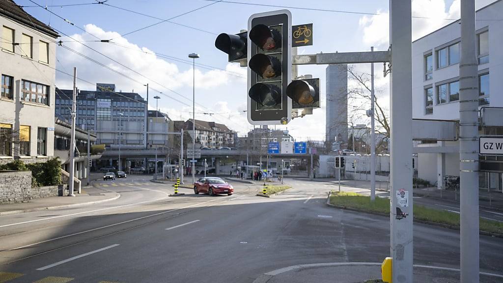 Der Wipkingerplatz ist einer der heisseren Orte in Zürich. Er soll zu einem neuen Quartierzentrum werden. Der Stadtrat prüft aber auch einen Park neben dem Platz. (Archivbild)