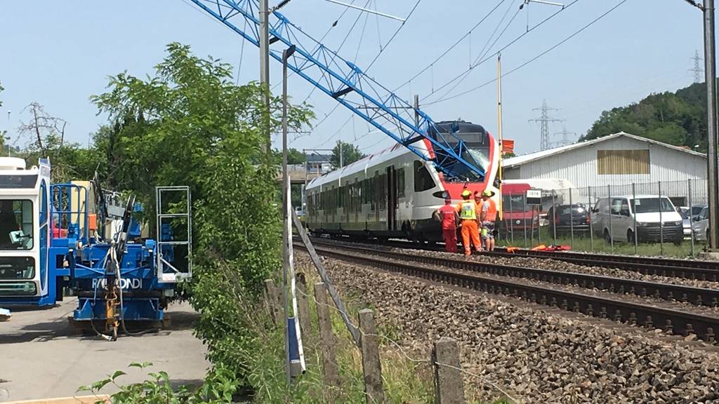 Baukran kracht auf Regionalzug