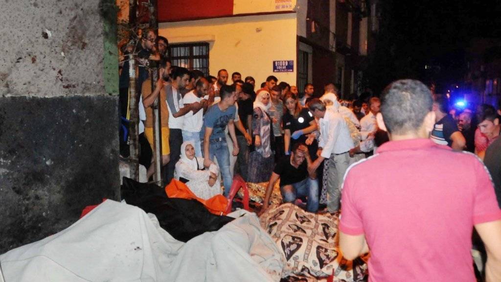 Trauer nach der Feier: Ein Hochzeitsfest in der Türkei wurde von einem Bombenanschlag getroffen - mindestens 30 Menschen starben.