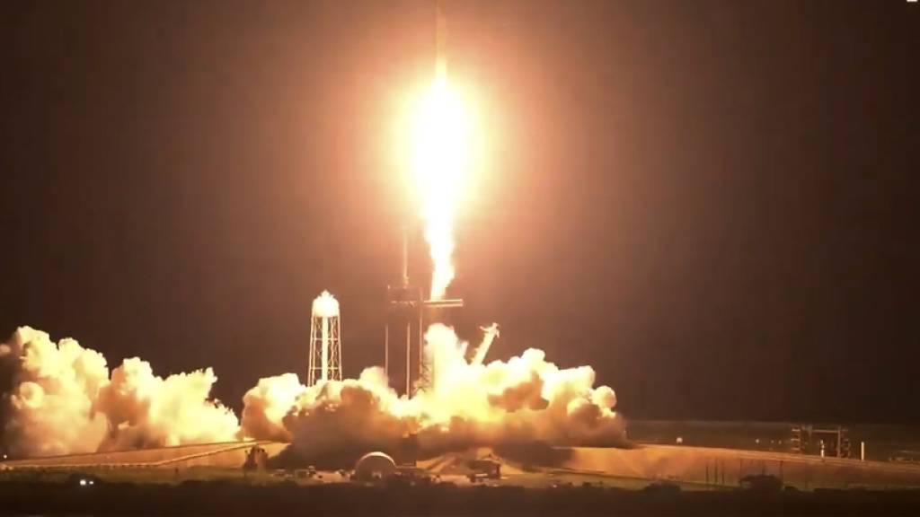 Die SpaceX-Crew-2-Mission mit den Nasa-Astronauten Shane Kimbrough und Megan McArthur, dem Esa-Astronauten Thomas Pesquet und dem japanischen Jaxa-Astronauten Akihiko Hoshide hat am Freitag mit einem Tag Verspätung die Reise zur ISS angetreten.