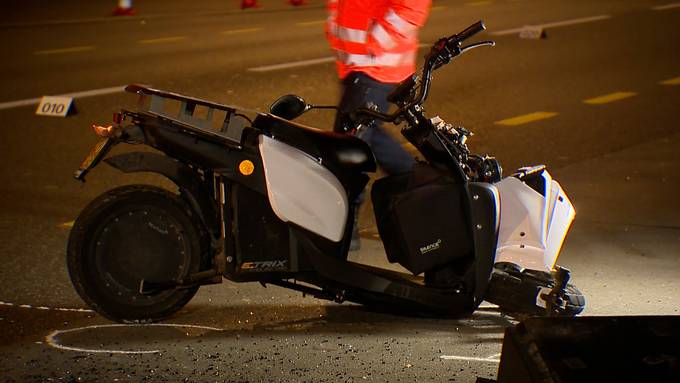 Motorrad kracht in Auto – Töfffahrer schwer verletzt