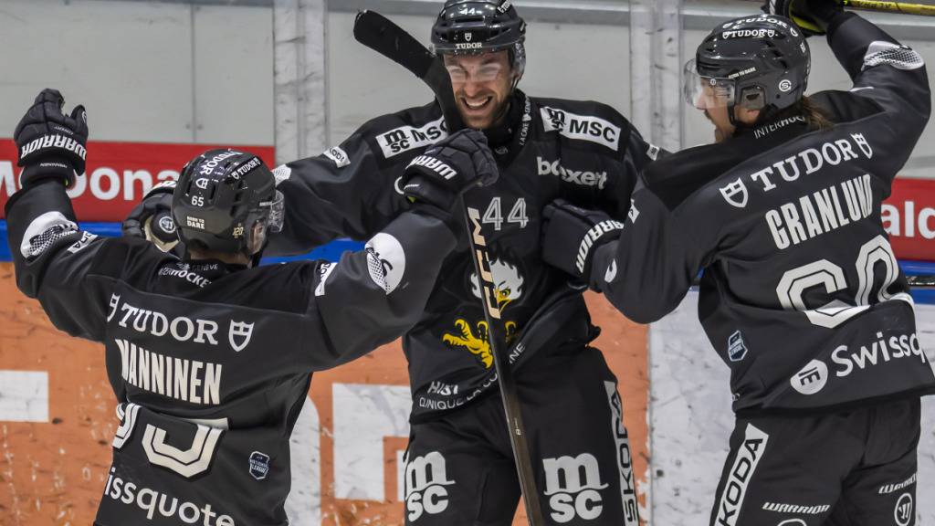 Servette bejubelt das 2:1-Siegtor von Jan Rutta (Mitte)