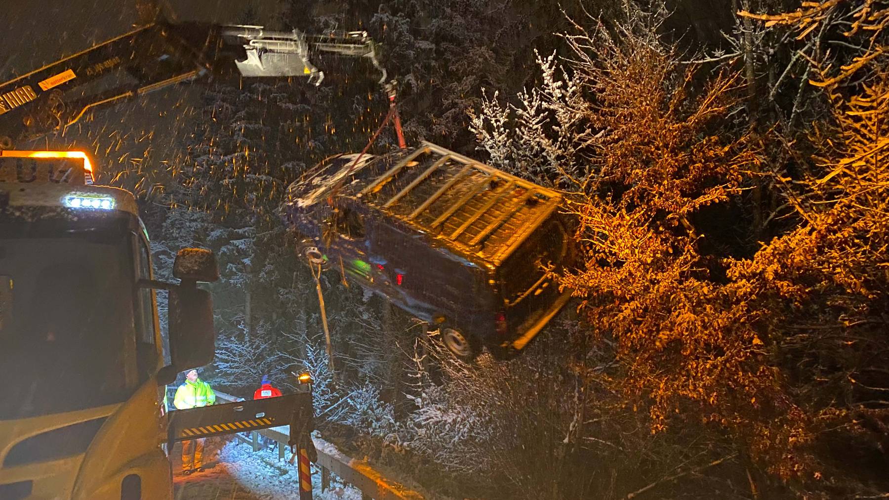 Der verunfallte Lieferwagen in Neuheim musste mit einem Kran geborgen werden