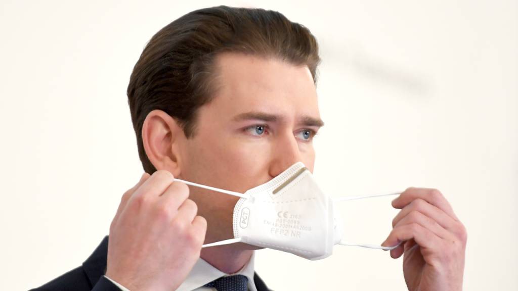 Sebastian Kurz (ÖVP), Bundeskanzler von Österreich, setzt seine Mund-Nasen-Bedeckung auf.