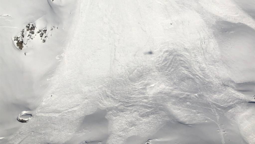 Die Schneemassen rissen den Snowboarder am Piz Nair rund 400 Meter mit.