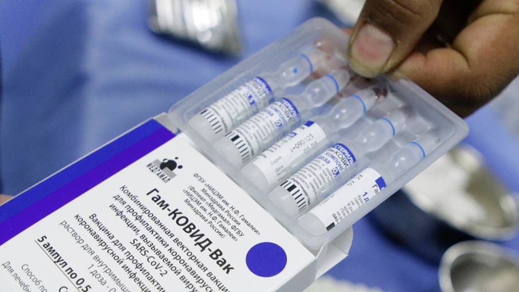Ein Mitarbeiter des Gesundheitswesens öffnet eine Verpackung mit mehreren Dosen des Corona-Impfstoffs «Sputnik V» aus Russland.