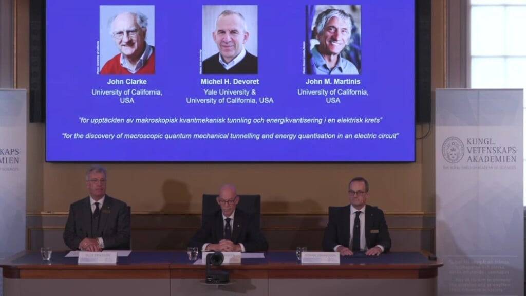 SCREENSHOT - Standbild aus dem Livestream zur Bekanntgabe des Nobelpreises für Physik 2025. Foto: #NobelPrize/Nobel Prize Outreach/dpa - ACHTUNG: Nur zur redaktionellen Verwendung im Zusammenhang mit der aktuellen Berichterstattung und nur mit vollständiger Nennung des vorstehenden Credits