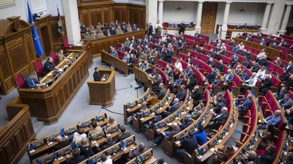 HANDOUT - Wolodymyr Selenskyj, Präsident der Ukraine,spricht zu den Parlamentariern in der Werchowna Rada. Foto: Press Service Of The President O/Press Service Of The President Of Ukraine/AP - ACHTUNG: Nur zur redaktionellen Verwendung und nur mit vollständiger Nennung des vorstehenden Credits