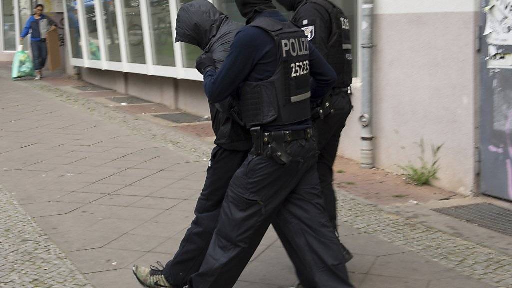 Razzia im Berliner Viertel Neukölln: Die Polizei nimmt einen Verdächtigen fest.