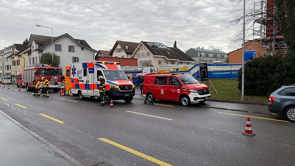 27-Jähriger stürzt in Cham ZG mitsamt Gerüstelementen in die Tiefe