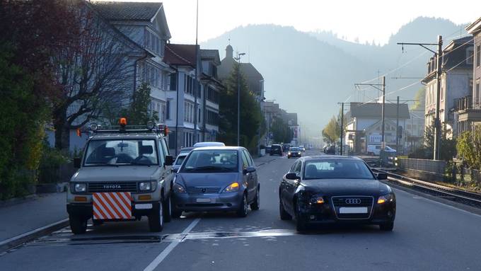 Beim Abbiegen mit Auto kollidiert